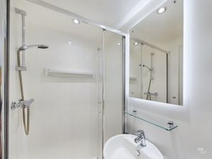 shower room - click for photo gallery
